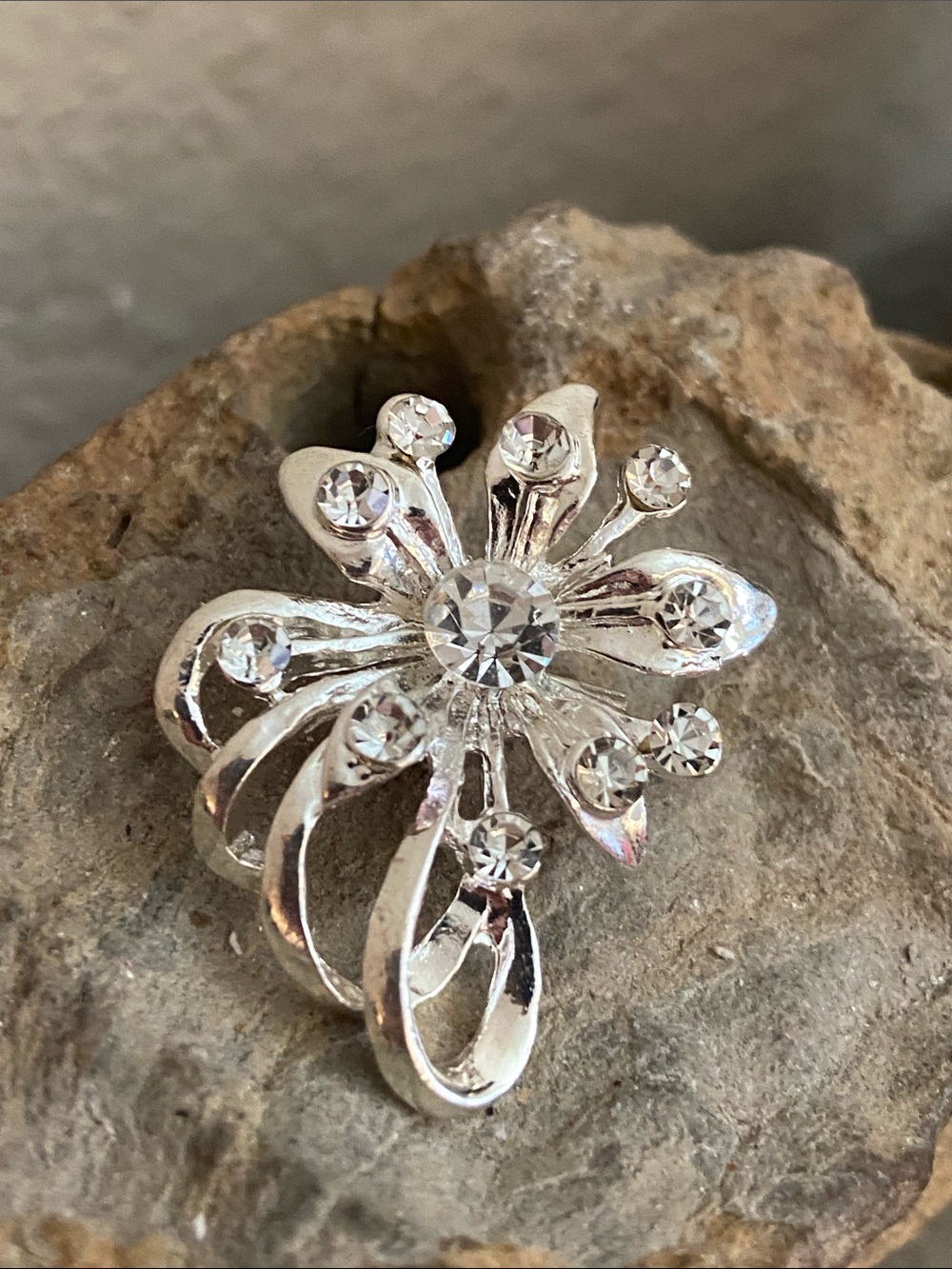 5/$10❤️❤️❤️ Silver Tone Zinc Alloy Crystal Flower Broach - Picture 3 of 6